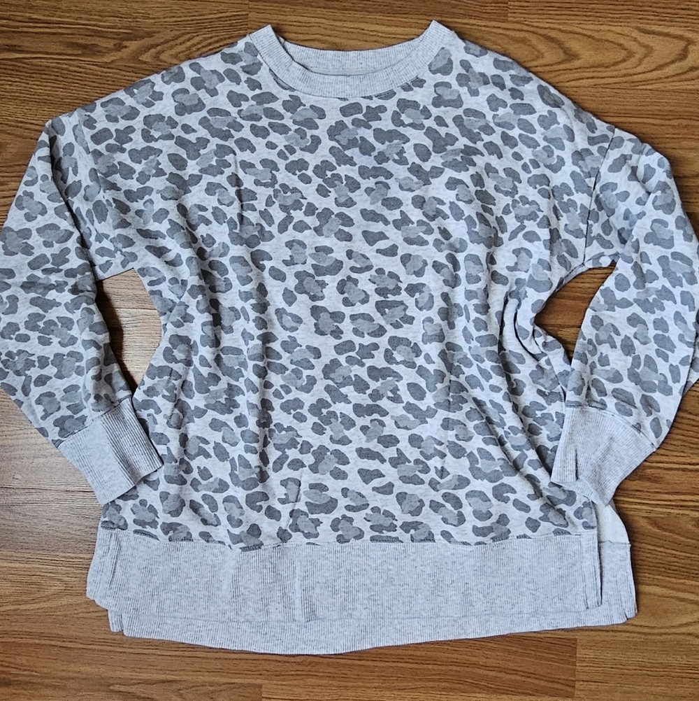Aerie Side Slit Gray Leopard Print Sweatshirt Sz S